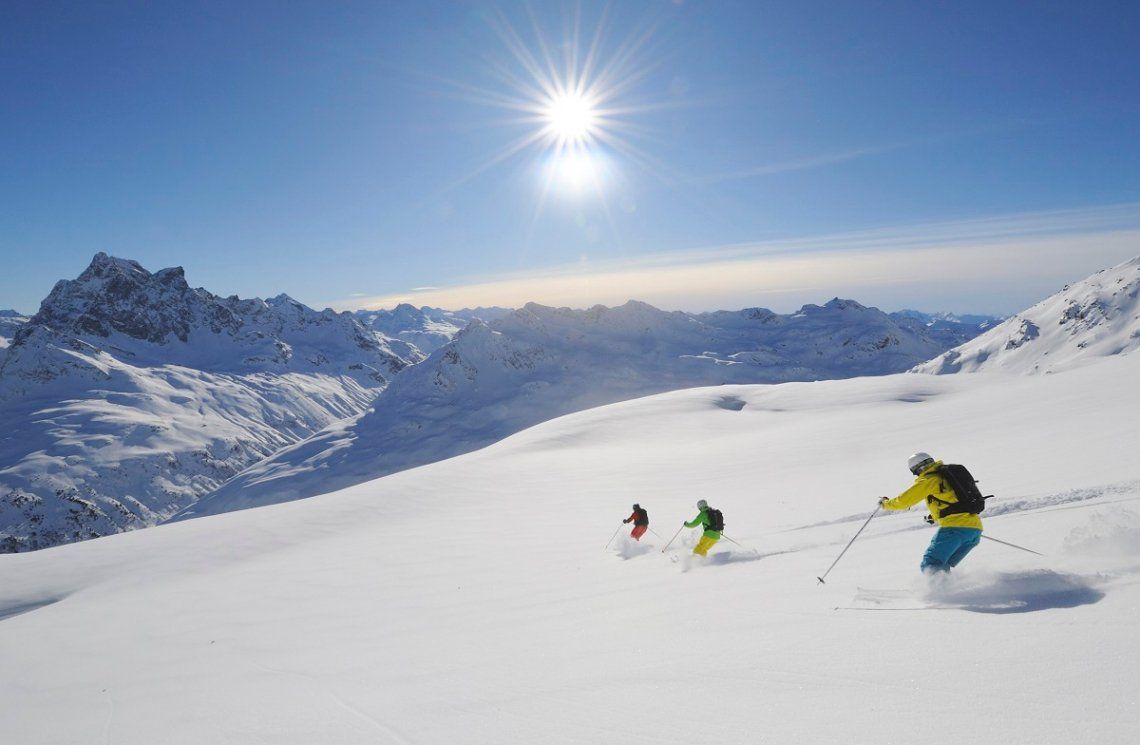 Skifahrer in St. Anton am Vorarlberg in Tirol