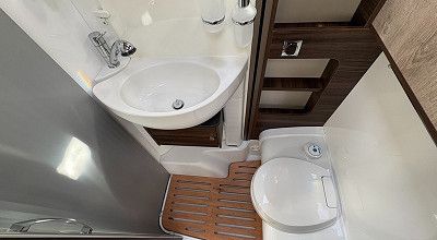 Blick von oben ins Bad des Laika Wohnmobils Ecovip H 2109