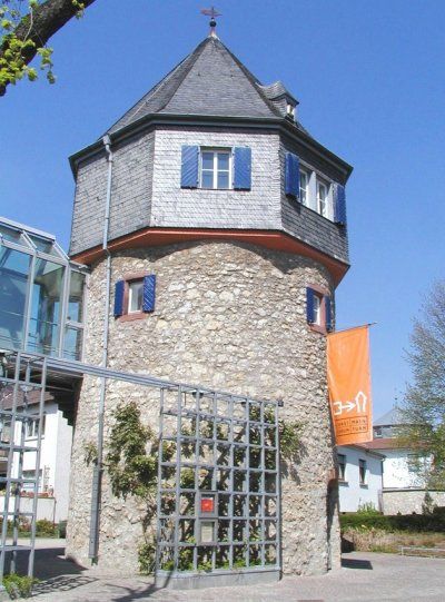 Blick auf den historischen Mainturm in Flörsheim