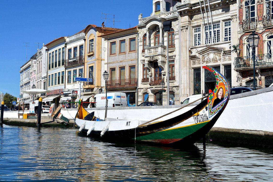 Moliceiro boat and facades in Aveiro
