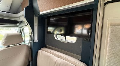 Halb heruntergefahrenes TV-Display im Wohnbereich des Kreos L 5009 MB