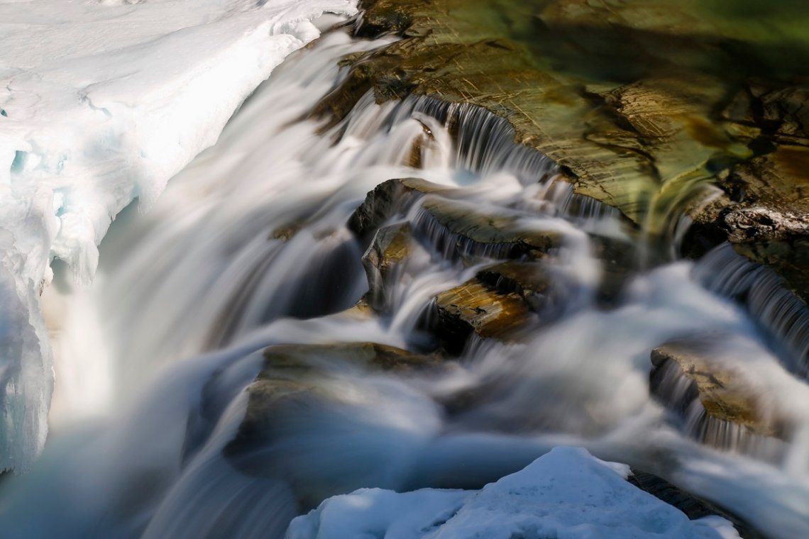 Wasserfall am Fluss Sjoa in Norwegen im Winter