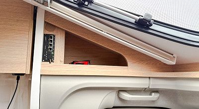 Router ueber der Fahrertuer im Sunlight Reisemobil V 67 S Adventure 