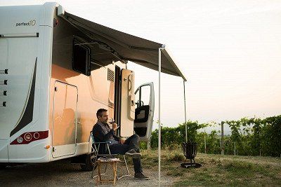 Carado Reisemobil bei Sonnenuntergang am Weinberg