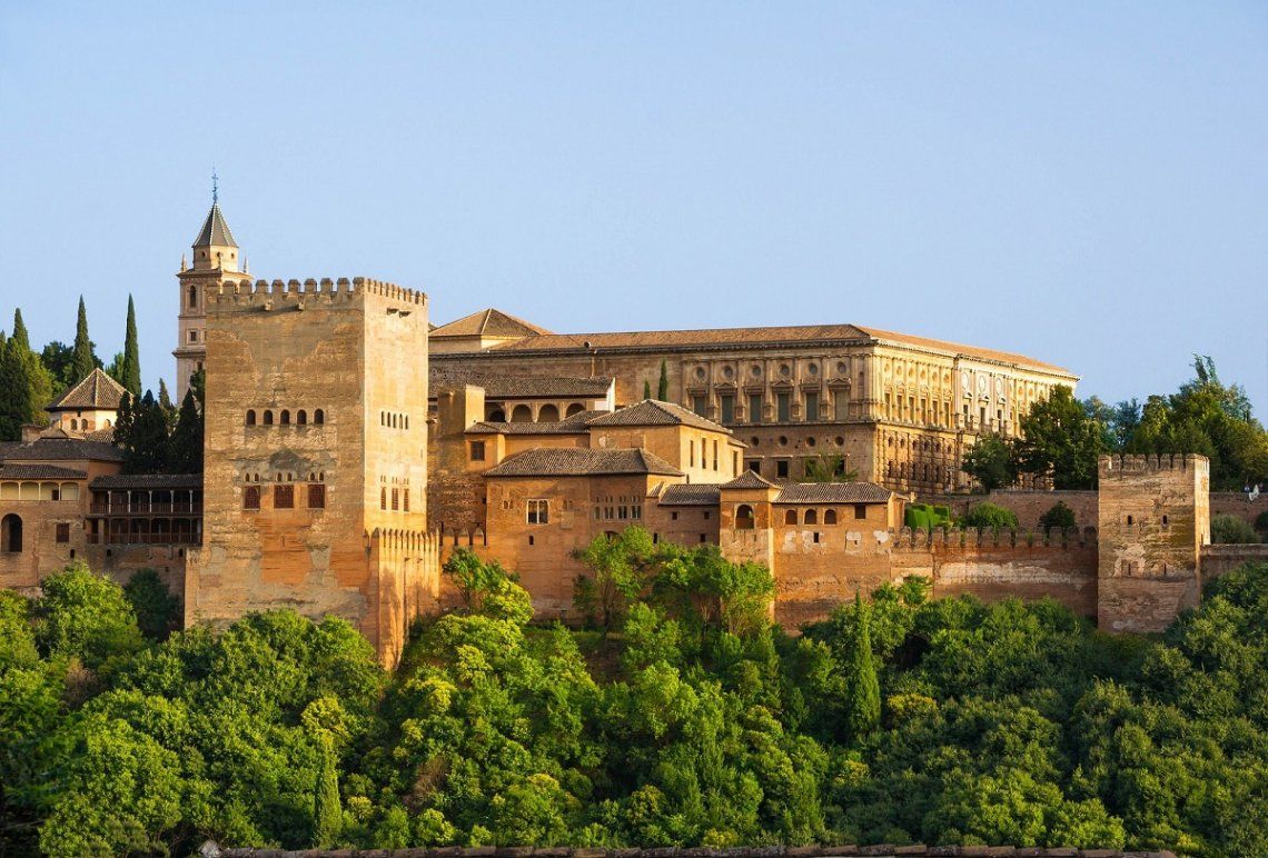 Blick von außen auf die Alhambra in Granada