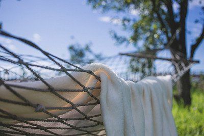 Haengematte im Freien mit Kuscheldecke 