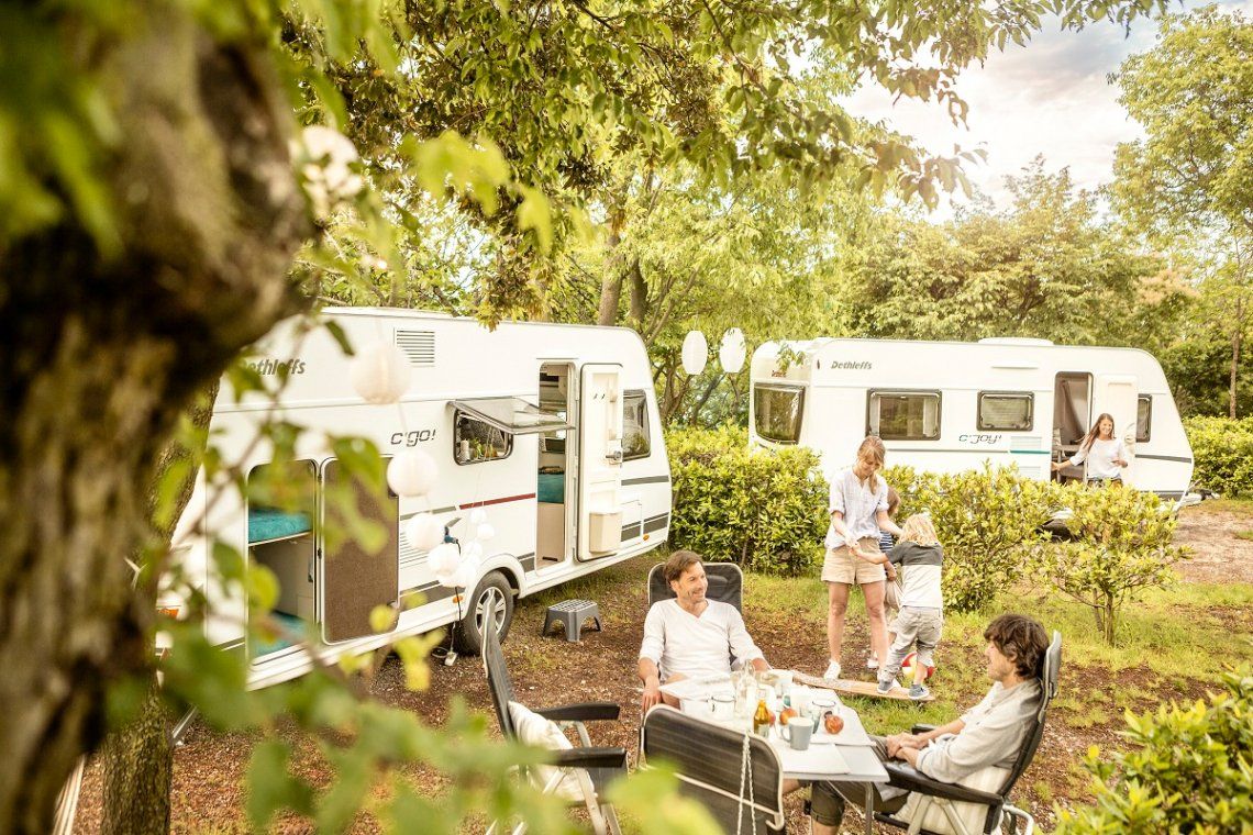 Zwei Dethleffs Wohnwagen auf naturnahmem Campingplatz