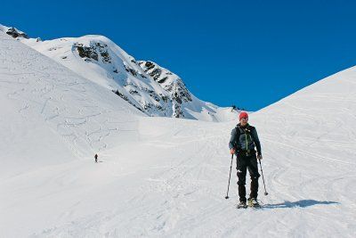 Abstieg vom Gamsfuß bei strahlendem Sonnenschein mit Schneeschuhen 