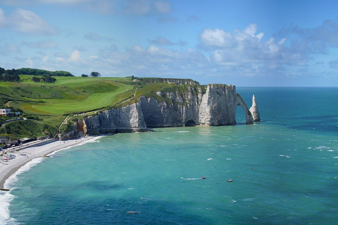 View of the beach and the chalk cliffs of Étretat