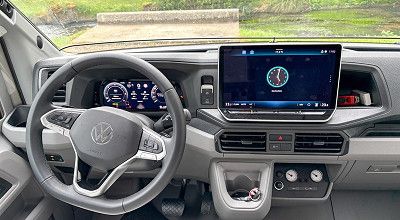 Blick ins VW Cockpit des Dethleffs Wohnmobils globebus Performance