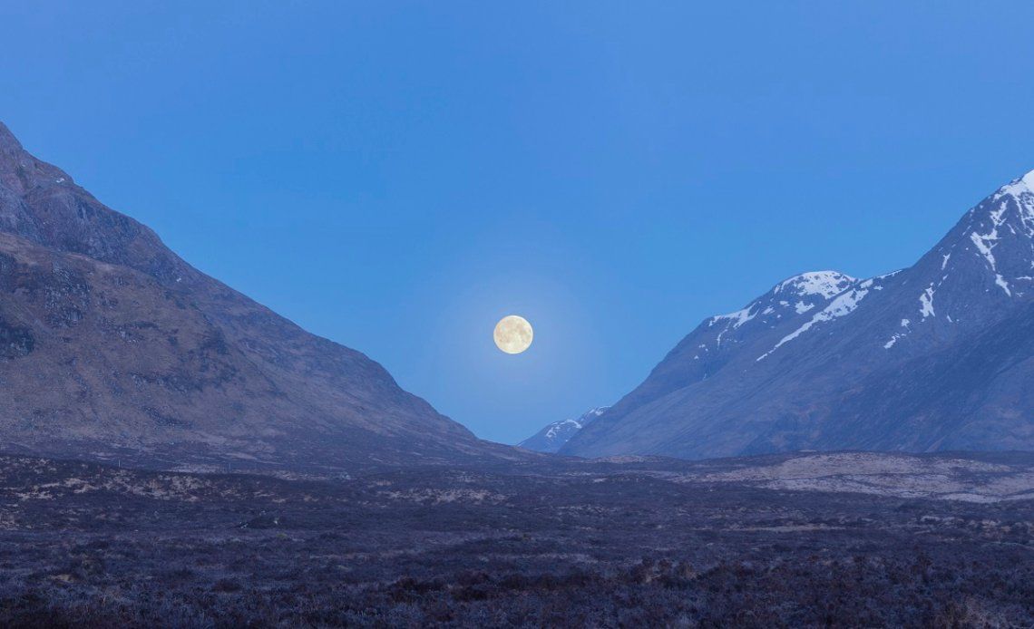 Blick auf das Glen Coe Tal bei Mondschein