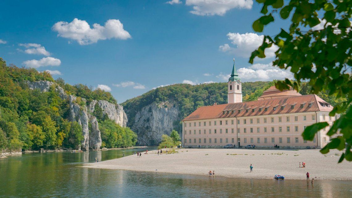 Gezicht op de abdij van Weltenburg aan de Donau-kloof
