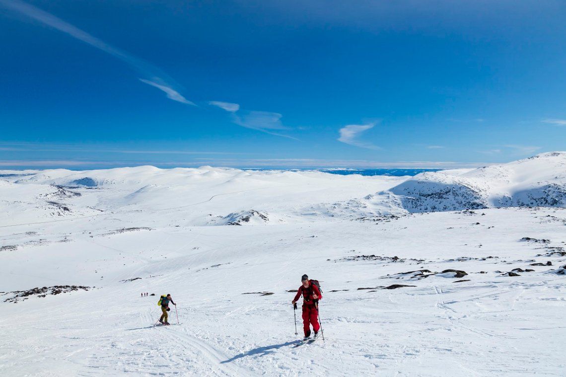 blick auf die verschneite Berglandschaft und die Valdresflye