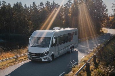 Bürstner Wohnmobil Elegance mit Dachklimaanlage unterwegs - hier geht's zu mehr Infos zum Wohnmobil bei Bürstner