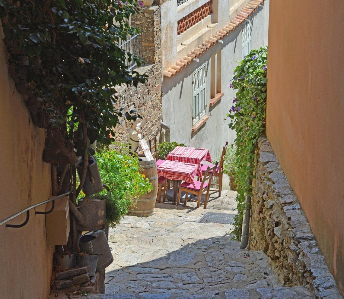 Gepflasterte Gasse in Rayol Canadel, Frankreich