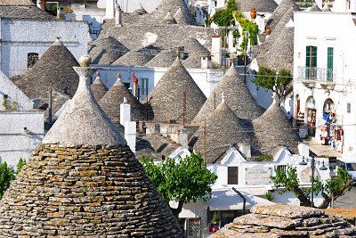 Blick auf ein Trulli-Viertel in Alberobello in Apulien