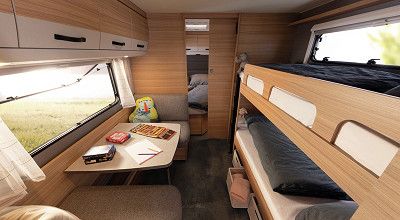 Stockbetten und Dinette im Dethleffs Caravan Summer Edition 730 FKR