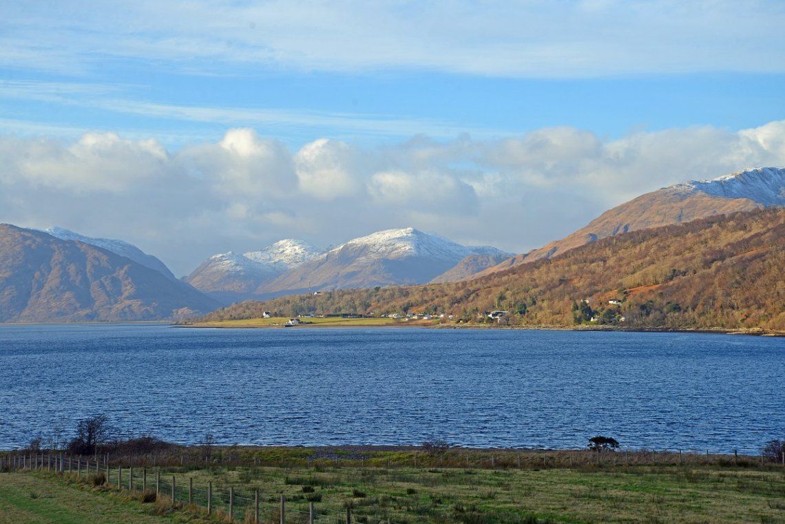 Blick übers Wasser auf Glencoe in Schottland