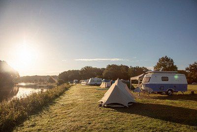 Camping Huttopia De Roos in Nederland met staanplaatsen direct aan de rivier