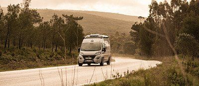 Crosscamp Campervan auf einer Straße in Portugal - Details zum Fahrueg bei Crosscamp ansehen