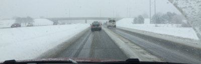 Verkeer op de snelweg tijdens sneeuwval