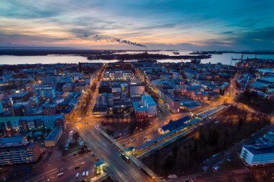 Luftbild der Stadt Vaasa am Abend
