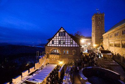 Historischer Weihnachtsmarkt auf der Wartburg am Abend