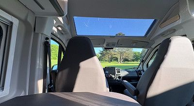 Skyview Panoramafenster über dem Fahrerhaus des Sunlight Campervans Cliff X 600