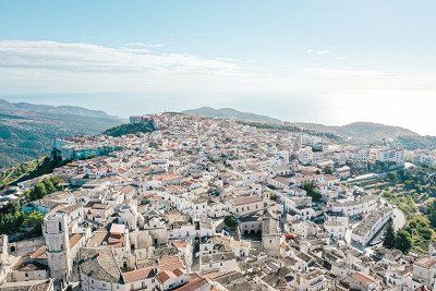 Blick von oben auf den Bergort Monte Sant Angelo in Apulien