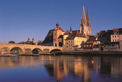 Steinerne Brücke und Dom Regenburg in der Abendsonne