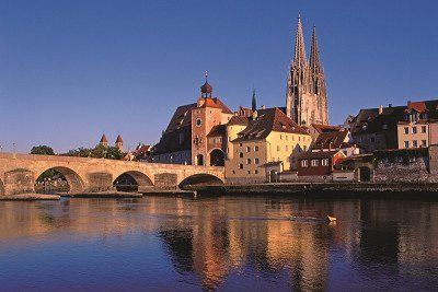 Steinerne Brücke und Dom Regenburg in der Abendsonne