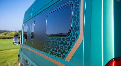 Aussenbeklebung des Globetrail 75k Iconic Edition