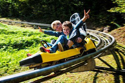 Mutter und Kind auf der Sommerrodelbahn Pottenstein