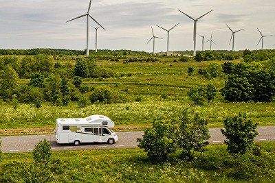 Alkoven Wohnmobil auf Strasse in Estland 