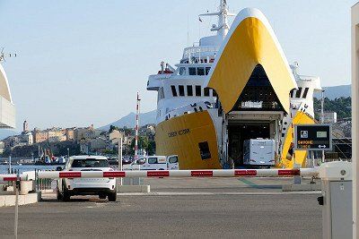 Fähre im Hafen von Korsika