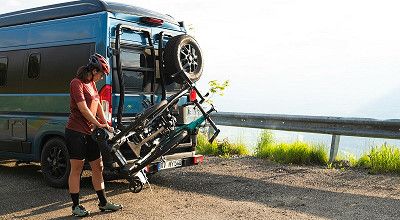 Frau schwenkt Bike Carrier Swing zur Seite