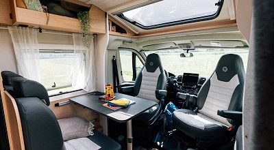 Wohnbereich mit Regalfach im Sunlight Wohnmobil V 67 S Adventure