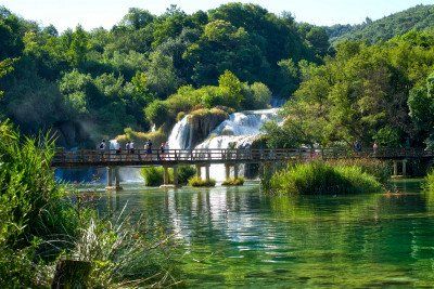 Wasserfall Skradinski buk mit Besuchersteg über dem Fluss