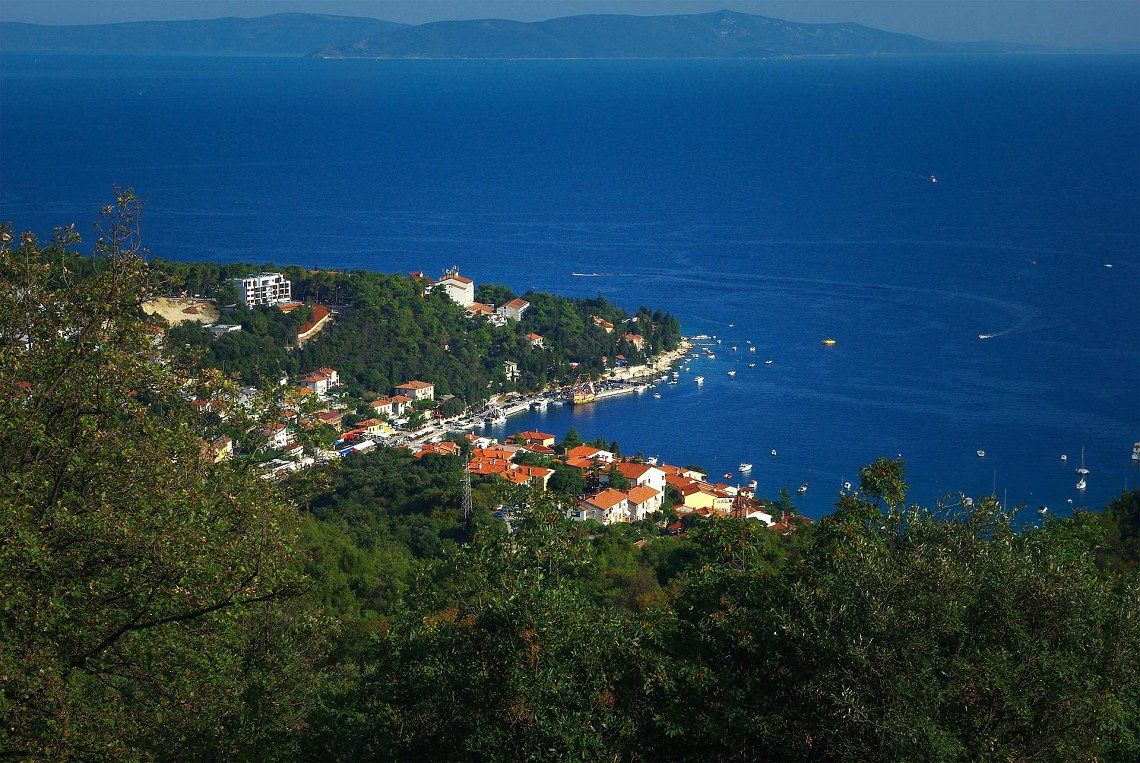 Blick von oben auf die Hafenstadt Rabac in Istrien
