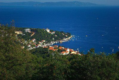 Bovenaanzicht van de havenstad Rabac in Istrië