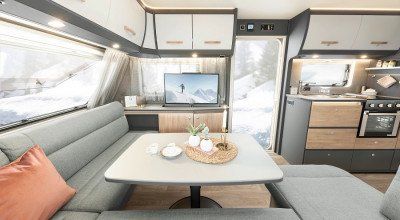 L-Sitzgruppe und Sideboard im Caravan Beduin Scandinavia 550 SE