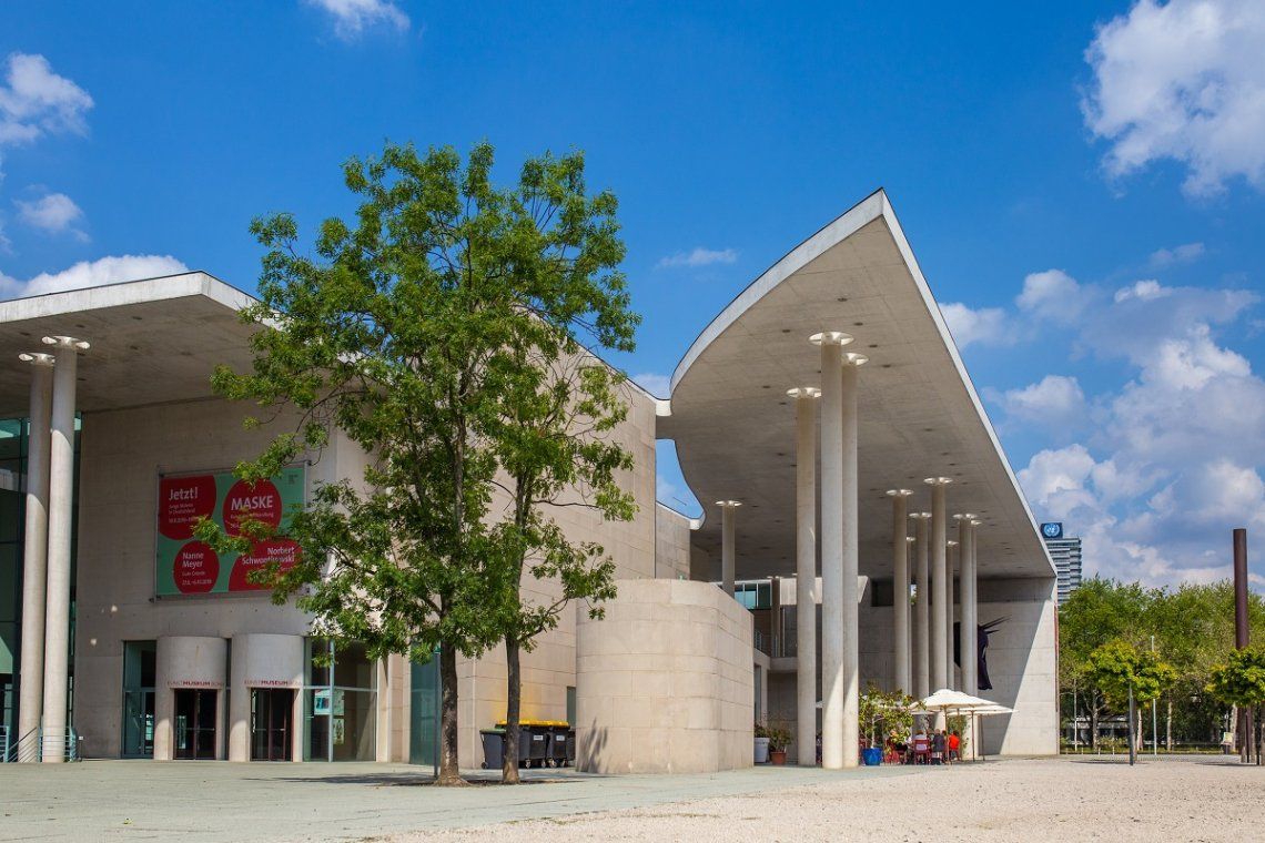 Aussenansicht Kunstmuseum Bonn mit ausgefallener Architektur