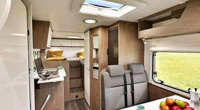 Innenraum im Carado V347 mit eingeklapptem Wandbett