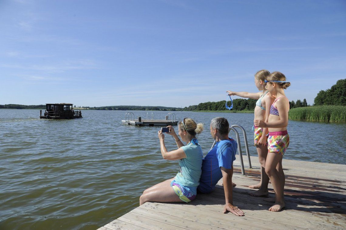 Familie auf Badesteg am Campingplatz Havelberge in Mecklenburg-Vorpommern