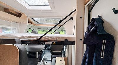 Ausgeklapptes Easy-Fold-Bett im Sunlight Wohnmobil V 67 S 