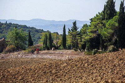 2 mountain bikers in Tuscany