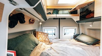 Heckquerbett und Ablageflächen im Sunlight Campervan Ibex 604D