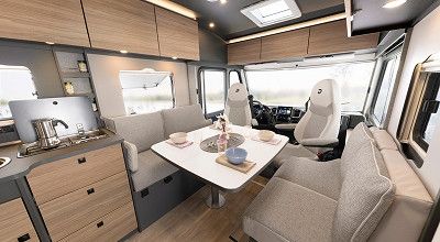 Wohnbereich in einem vollintegrierten Dethleffs Wohnmobil Trend Active