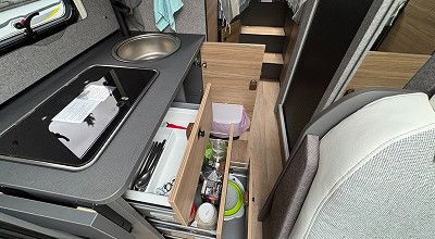 geoeffnete Schubladen in der Kueche des Globebus Performance T46