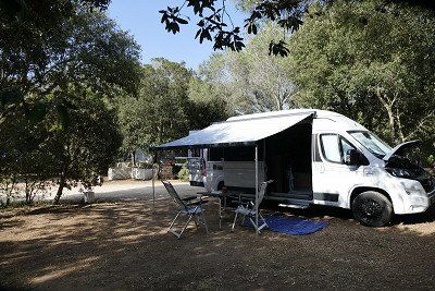Campervan op camping op Corsica